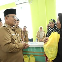 cover Maulana Serahkan Bantuan Sosial Miskin Ekstrem di Kotabaru dan Alam Barajo