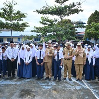 cover Pimpin Upacara Bendera di Sekolah, Wawako Maulana Ajak Pelajar Jadi Generasi Tangguh