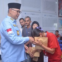 cover Tanggap Bencana, Wali Kota Fasha Serahkan Bantuan Kebakaran Legok