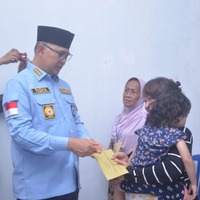 cover Tanggap Bencana, Wali Kota Fasha Serahkan Bantuan Kebakaran Legok