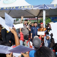 cover Akhiri Masa Tanggap Bencana, Wali Kota Fasha Kembali Serahkan Bantuan Kebakaran Legok