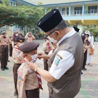 cover Tanggap Bencana Kabut Asap, Wali Kota Fasha Bagikan Masker di Sekolah