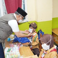 cover Tanggap Bencana Kabut Asap, Wali Kota Fasha Bagikan Masker di Sekolah