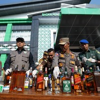 cover Operasikan Sendiri Tandem Roller, Fasha Ratakan Ribuan Botol Miras