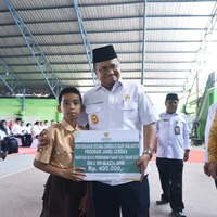 cover Bersama Baznas, Wawako Maulana Salurkan 1,8 Milyar Bantuan Biaya Pendidikan