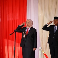 cover Peringatan Hari Pahlawan, Sri Ajak Anak Bangsa Berjuang Lawan Kemiskinan dan Kebodohan